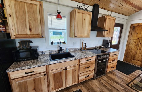 Suring Cottage | Lakefront Cottage Retreat in Charming Mountain!