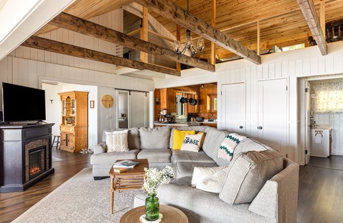 Central Lake Cottage | Lakefront Cottage – Private Beach, Dock, Kayaks, Dog-Friendly - The Dragonfly