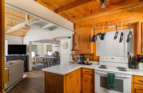 Central Lake Cottage | Lakefront Cottage – Private Beach, Dock, Kayaks, Dog-Friendly - The Dragonfly