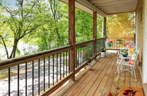 Beaver House | Lakefront Cottage by Little Golden Gate Bridge