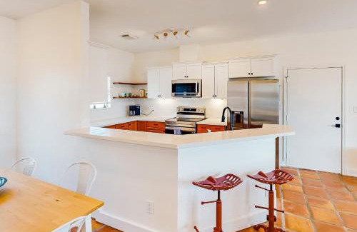 Lago Vista House | Lakefront Cottage