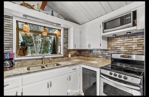 Lake McMurray Cabin | Lakefront Cottage