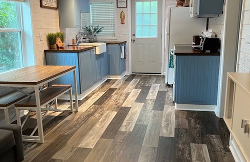 New London House | Lakefront Cottage