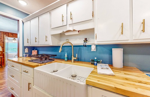 New Tazewell Cottage | Lakefront cottage with water views, private dock, full kitchen, deck, W/D & AC