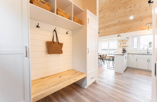Manitoba Cottage | LAKEFRONT COTTAGE WITH GREAT VIEWS, FULL KITCHEN, & STARLINK Wi-Fi
