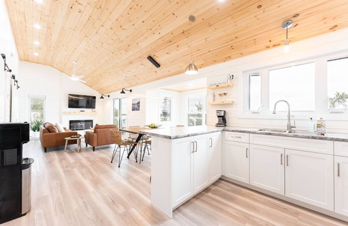 Manitoba Cottage | LAKEFRONT COTTAGE WITH GREAT VIEWS, FULL KITCHEN, & STARLINK Wi-Fi