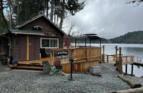 Youbou Cottage | LAKEFRONT Cottage-w-private Hot Tub