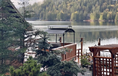 Youbou Cottage | LAKEFRONT Cottage-w-private Hot Tub