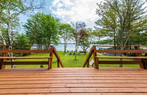 Douro-Dummer Cottage | Lakefront Cottage with Cozy Cabin Appeal