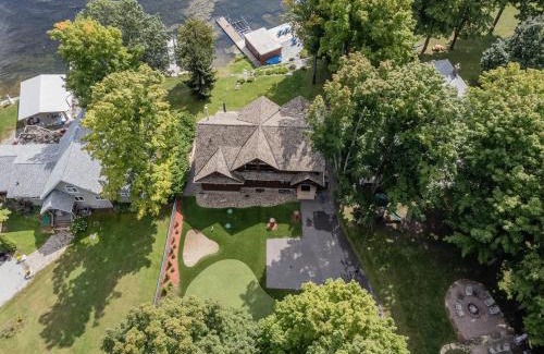 Bobcaygeon House | Lakefront cottage with golf area BBQ pool table