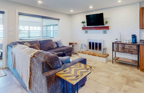 Romney Cottage | Lakefront cottage with private hot tub, grill, firepit, & lake views