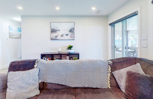 Romney Cottage | Lakefront cottage with private hot tub, grill, firepit, & lake views