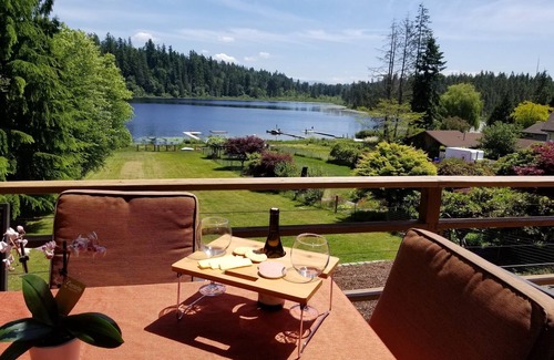 Maple Heights-Lake Desire Cottage | Lakefront Cottage with Mountain view
