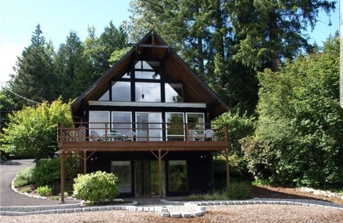 Maple Heights-Lake Desire Cottage | Lakefront Cottage with Mountain view