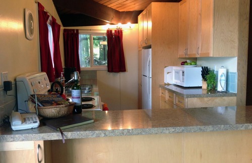 Nelson Cottage | Lakefront Cottage With Secluded Beach