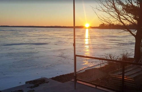 Cadillac House | Lakefront Cottage with Sunset Views