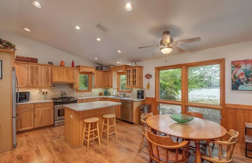 Edgar House | Lakefront Country Haven near Ocala & Forest -With Canoe, Lifejackets and Grill!