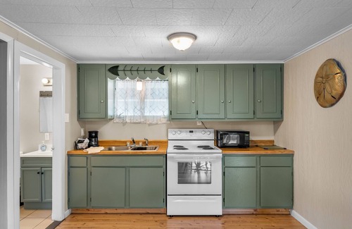 Buchanan Cabin | Lakefront Cozy 2-bedroom on Kentucky Lake. Pet-Friendly! Boat Slip Included
