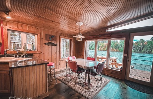 Gwinn Cottage | Lakefront/Cozy Cedar Cottage/Fireplace/Firepit/Sauna/Minutes from Marquette!
