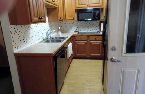 Donie House | Lakefront Cozy Cottage