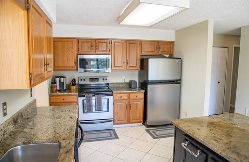 Southside House | Lakefront Cozy Executive family Home 3 bd/2 ba/2 car garage