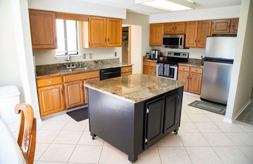 Southside House | Lakefront Cozy Executive family Home 3 bd/2 ba/2 car garage