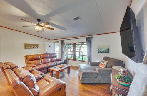 Grapeland House | Lakefront Crockett Cabin with Boathouse and Kayaks!