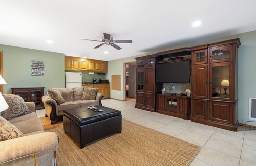 Bella Vista House | Lakefront, Dock, Remodeled, Views, screen porch, Kayaks!