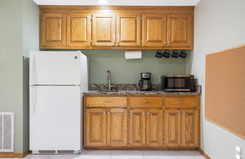 Bella Vista House | Lakefront, Dock, Remodeled, Views, screen porch, Kayaks!