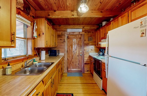 Eureka Springs Cabin | Lakefront dog-friendly log cabin with private boat access, firepit, & grill