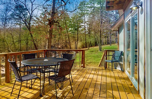 Eureka Springs Cottage | Lakefront dog-friendly home near Eureka Springs with deck, lake views, fireplace