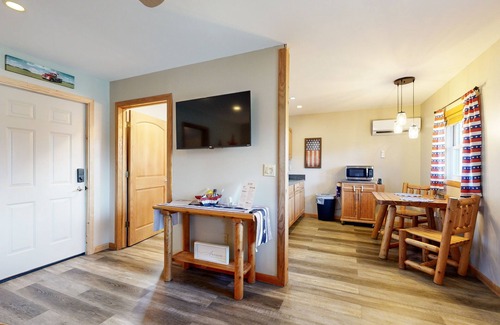 Murphysboro Cabin | Lakefront, dog-friendly cabin with covered porch & firepit - near wine tasting