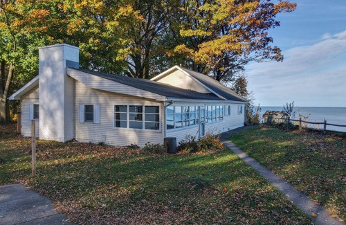 Lake City House | Lakefront Escape on Erie’s Edge | 20 minutes to Presque Isle | Pet Friendly!nn