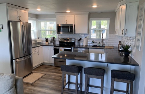 Rockford Cottage | Lakefront Family Friendly Home with Large Sandy Beach and Beautiful Views