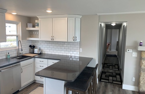 Rockford Cottage | Lakefront Family Friendly Home with Large Sandy Beach and Beautiful Views