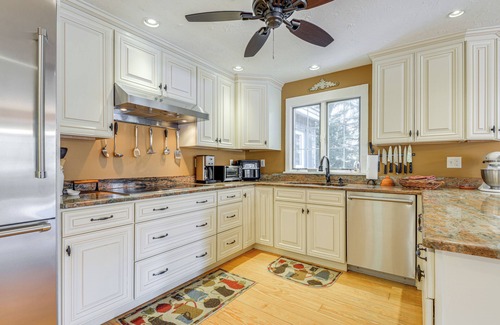 Unity House | Lakefront Family Home w/Dock in Newport!