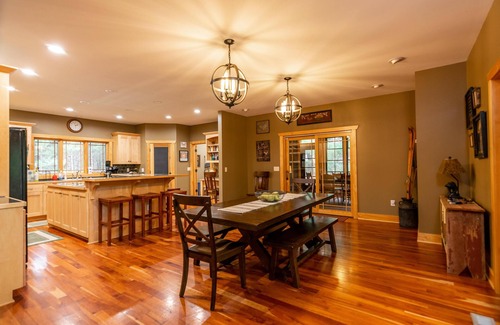 Friendship House | LAKEFRONT FAMILY RETREAT ON THE EASTERN SIDE OF CASTLE ROCK LAKE - PET FRIENDLY