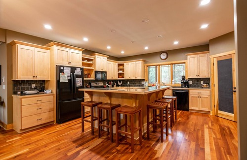 Friendship House | LAKEFRONT FAMILY RETREAT ON THE EASTERN SIDE OF CASTLE ROCK LAKE - PET FRIENDLY
