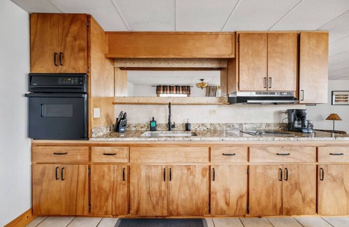 Mayfield Condo | Lakefront Family Beach Escape-Pontoon/SUP Rentals!