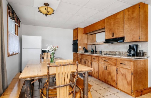 Mayfield Condo | Lakefront Family Beach Escape-Pontoon/SUP Rentals!