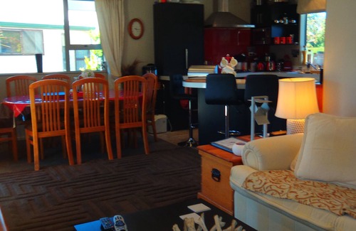 Lake Hawea House | Lakefront Fantail House