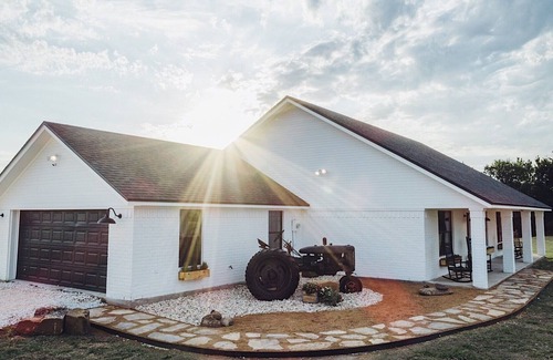 Robinson Other | Lakefront Farmhouse just minutes from Magnolia Silos, Downtown, Shopping &Baylor