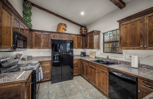 McQueeney House | Lakefront | Fire pit | Outdoor kitchen