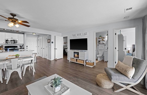 Kimberling City Condo | Lakefront, Fireplace: Home Near Silver Dollar City