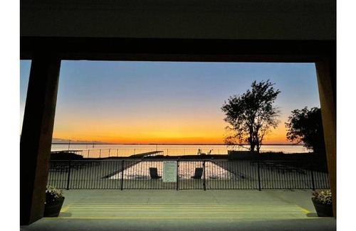 Kerens RV Rental | Lakefront Fires & Fishing, Splashes & Sunsets