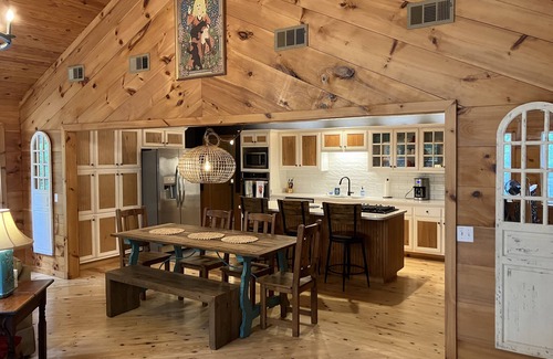 Quitman House | Lakefront, Forested, 4 bed/2 bath, Ping Pong, Pool Table, Kayaks, Wifi, No Pets.