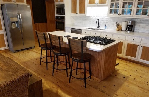 Quitman House | Lakefront, Forested, 4 bed/2 bath, Ping Pong, Pool Table, Kayaks, Wifi, No Pets.