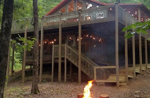 Quitman House | Lakefront, Forested, 4 bed/2 bath, Ping Pong, Pool Table, Kayaks, Wifi, No Pets.