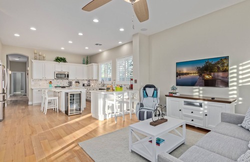 Chandler House | Lakefront!FREE Heated Salt water Pool, Spa! Boat! Kayak! Arcades!EV charger.