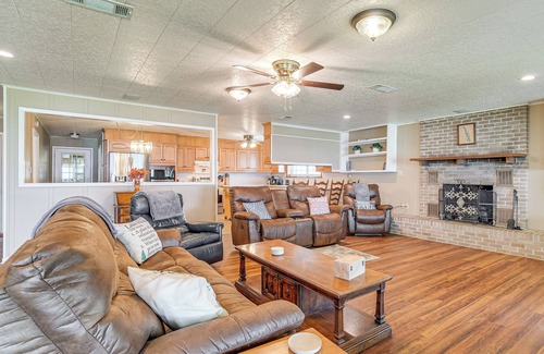 Negreet House | Lakefront Gem w/Boat Dock & Fishing Pier in Many